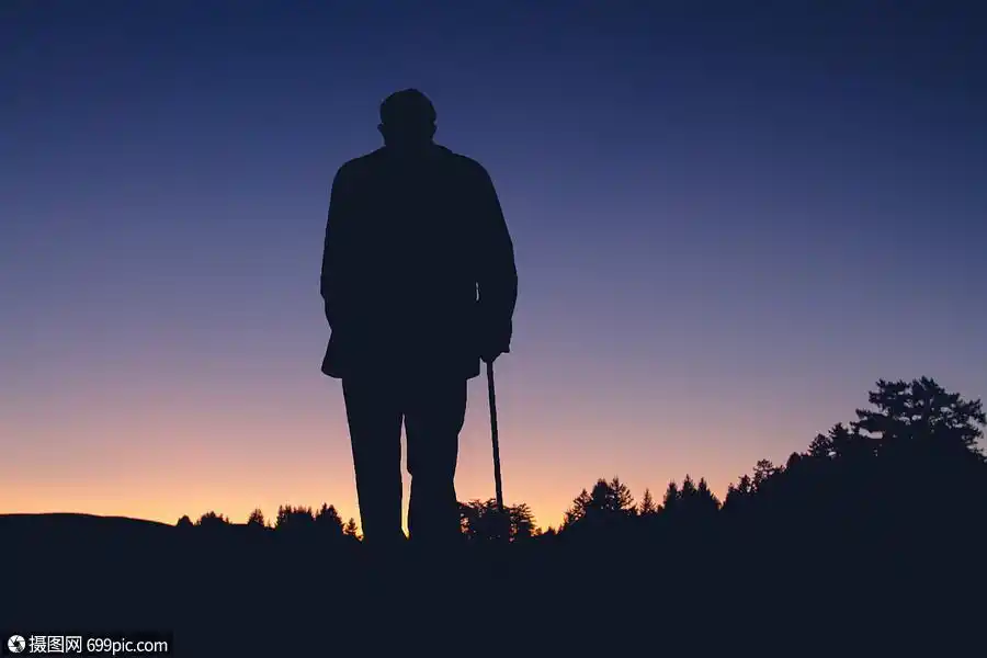 孤独老人背景夜晚图片