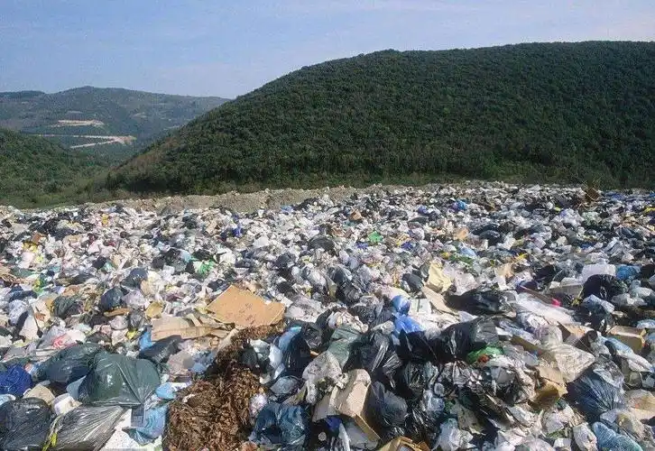 乱扔垃圾带来的危害: 1,给环境带来了严重的污染.