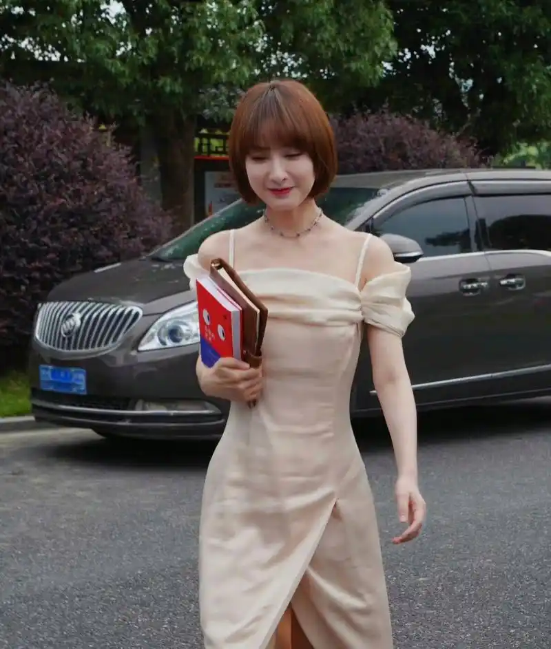 吴昕新综艺路透,短发太有那个学生范啦,手里抱着书好像回到学生时代