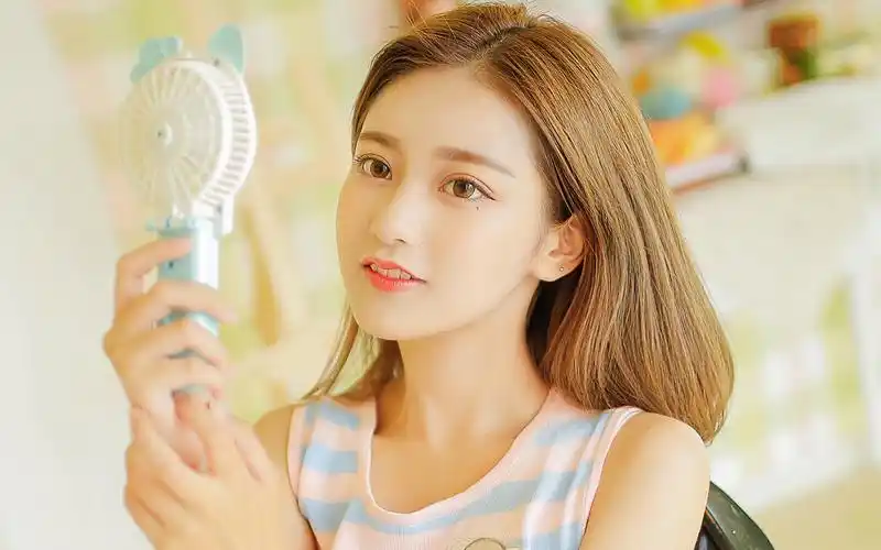 养眼美女居家写真高清桌面壁纸 - tt98图片网