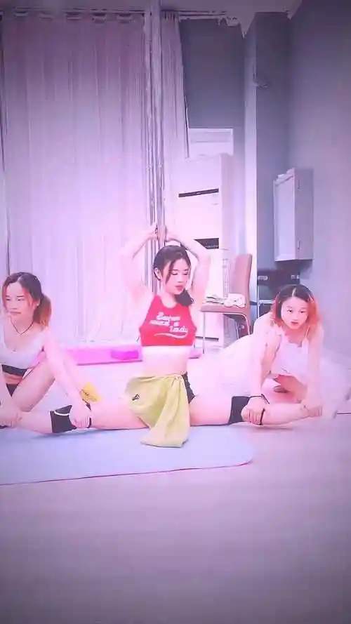 舞蹈房的一幕,美女被老师们撕胯成这样,下一秒的叫声心疼了!