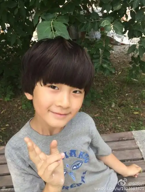 天天张悦轩露大板牙九连拍 小男神萌翻网友