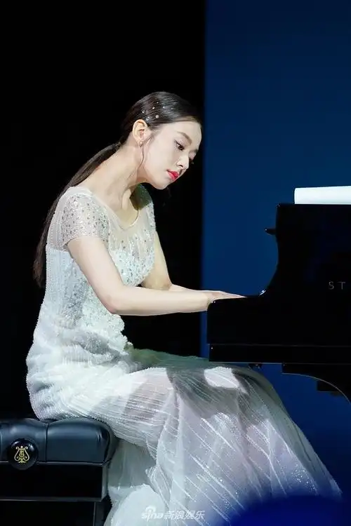 郎朗娇妻吉娜穿白色长裙优雅迷人倚钢琴秀婀娜曲线
