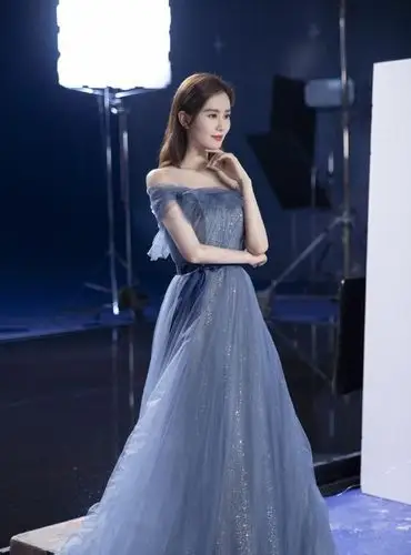 刘诗诗又美回"龙葵",穿蓝色薄纱连衣裙优雅梦幻,高贵典雅