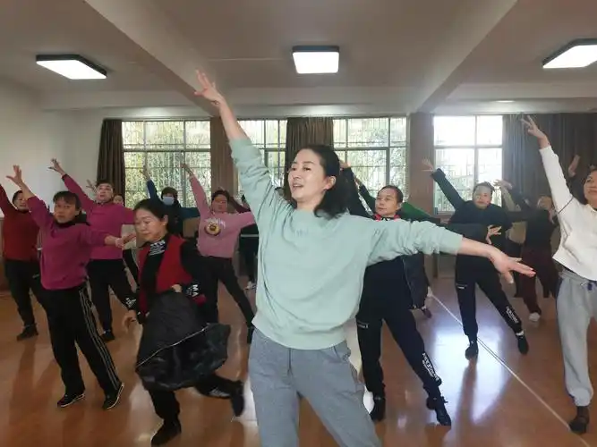 2021年3月5日,馆内辅导老师王玲玲指导文艺骨干排练广场舞《爱上你》.