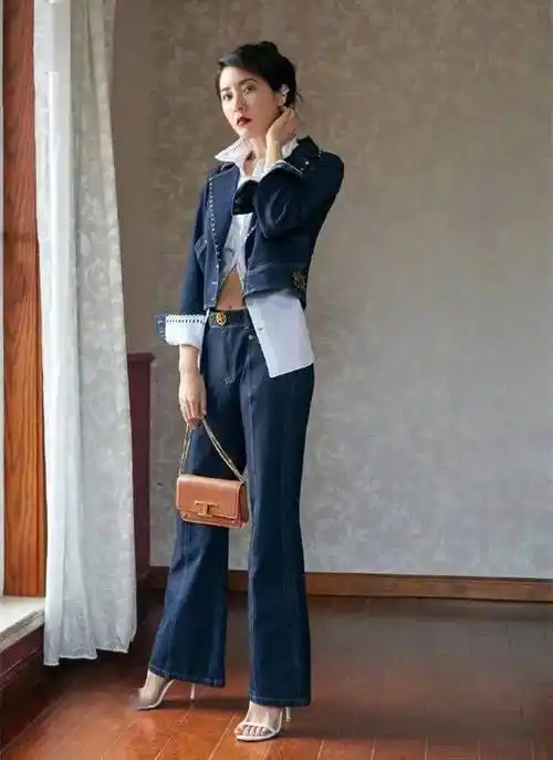 汪涵老婆真精致,微喇裤搭粉色西装气质高级,42岁看着却好年轻_衬衫