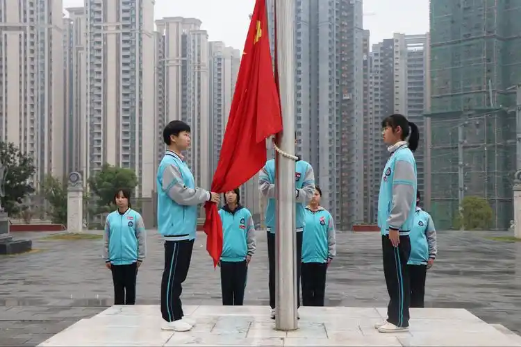 升国旗,奏唱国歌,行注目礼.