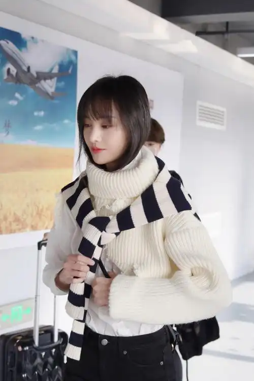 郑爽有张初恋脸,私服穿搭时尚洋气甜度爆表,身材苗条筷子腿吸睛