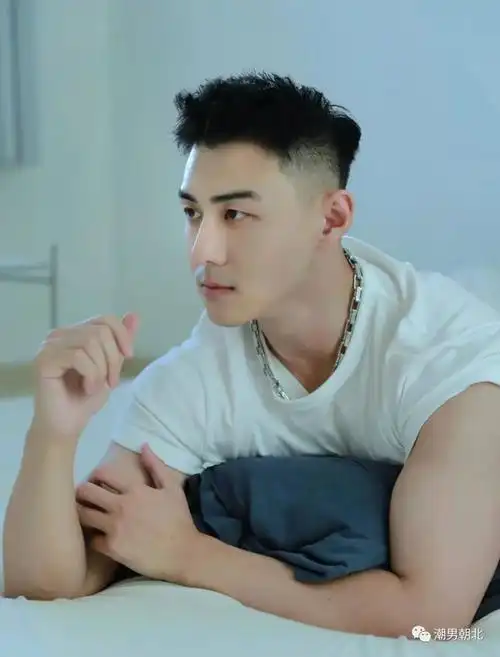 男生想要在夏天的形象保持干净利落,就要把头发修剪得精致一些.