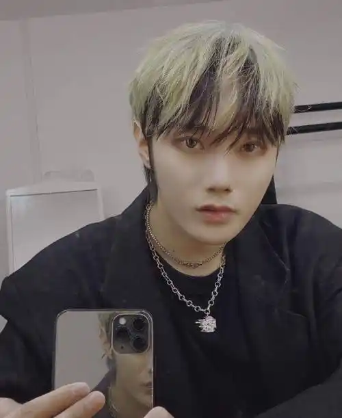 r1se刘也练舞意外崴脚,打石膏向粉丝报平安,还不忘卖萌_组合_受伤