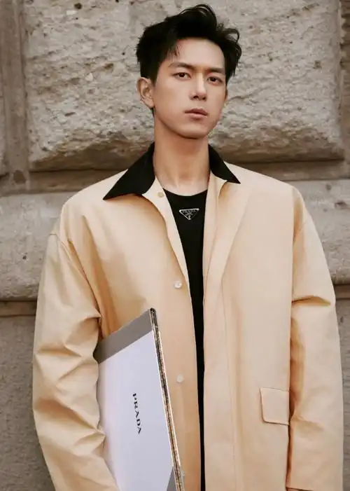 回顾李现深夜发文紧急向粉丝郑重道歉评论区吵起来