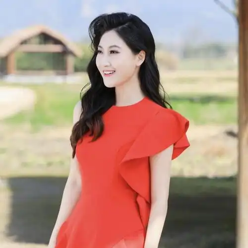 歌手:徐怡莹歌手:徐怡莹浙江演艺集团,国家三级歌唱演员,杭州亚残会开
