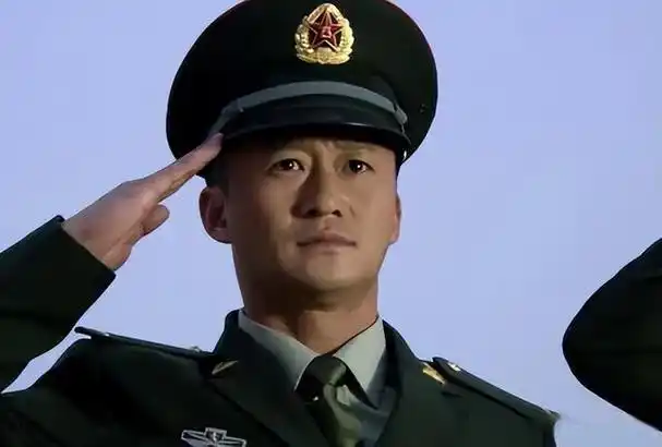 演员吴京晒军装照片惹麻烦,遭大v当众质疑违规:不是军人别乱穿