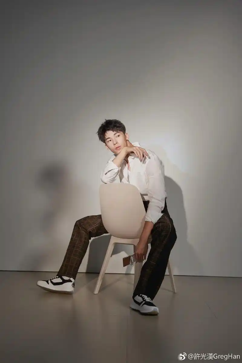 或许很多人都说他外形不是特别的帅,但他身上的气场无人能敌,尤其是