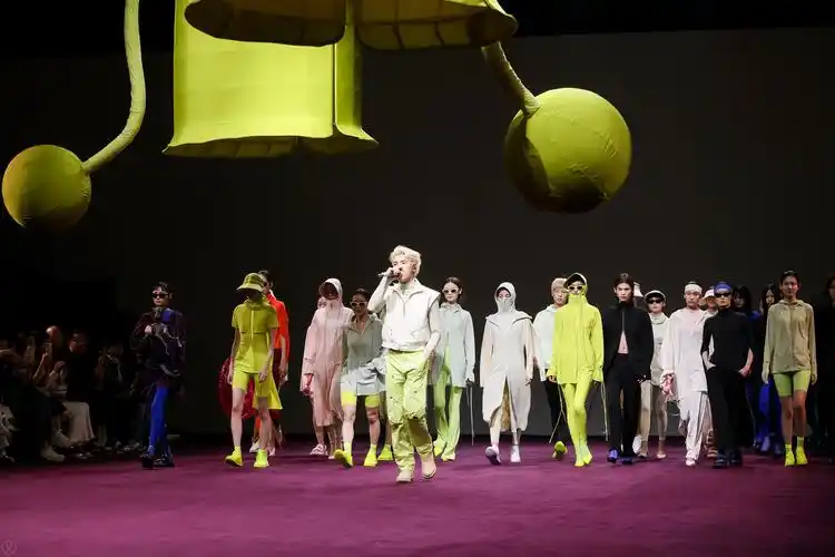 频繁出现在国际t台的陆仙人压轴走秀,国际超模奚梦瑶,音乐人王子异