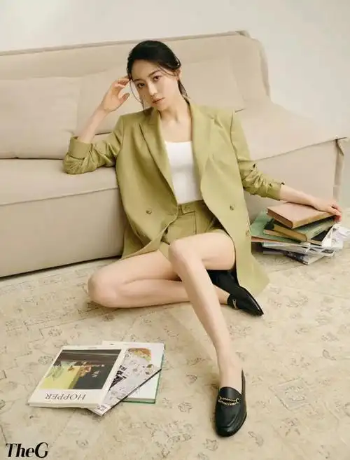 杨幂旗下艺人黄梦莹,女人味很不错,穿黑色深v装,低胸装秀身材