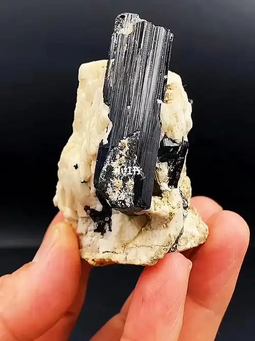 天然黑碧玺长石共生矿原石摆件电器石