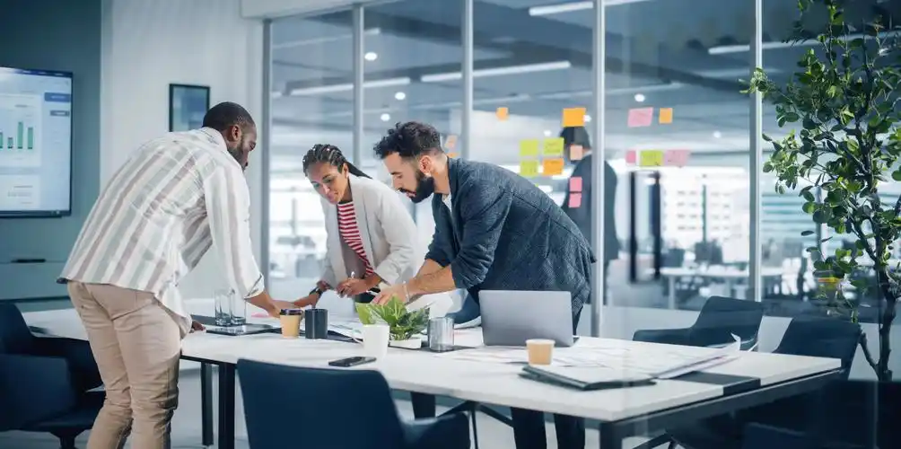 多元化的专业商务团队在办公室会议室开会