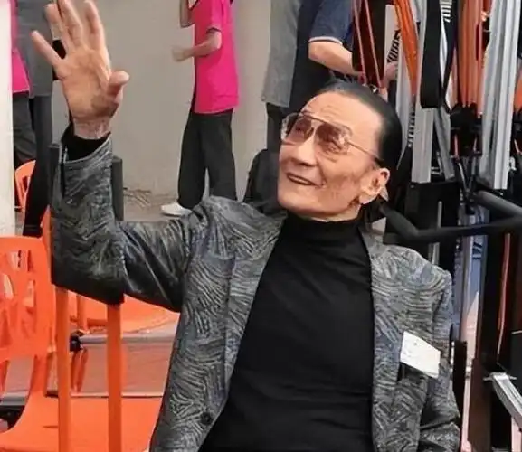 相差49岁的忘年恋:12年青春换来2000万分手费,6年了谁都没放下|谢贤