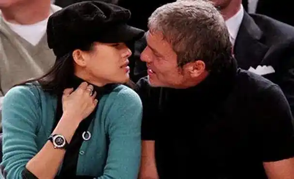 12年前,章子怡与洋男友海边叠罗汉,留下81张照片成为一生之痛