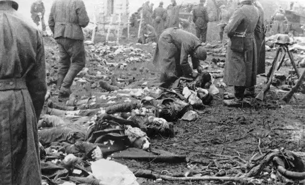 实拍残酷二战15张战争死去的士兵遗体老照片