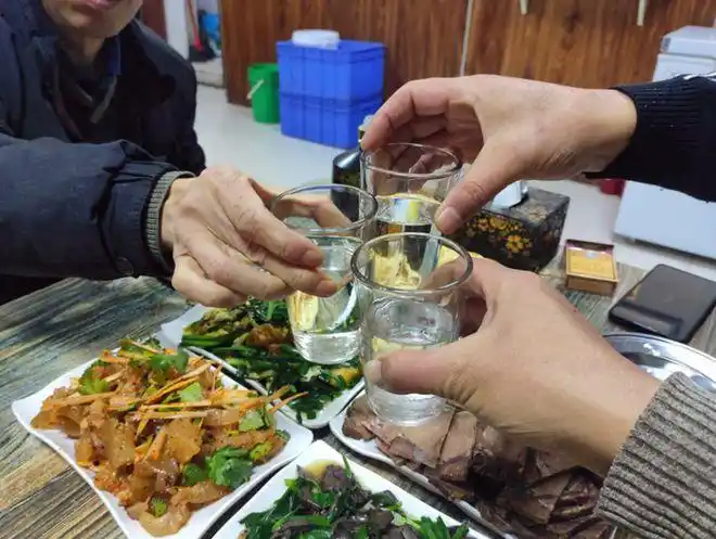 喝酒时桌上总放一盘花生米,你以为它是一碟下酒菜?