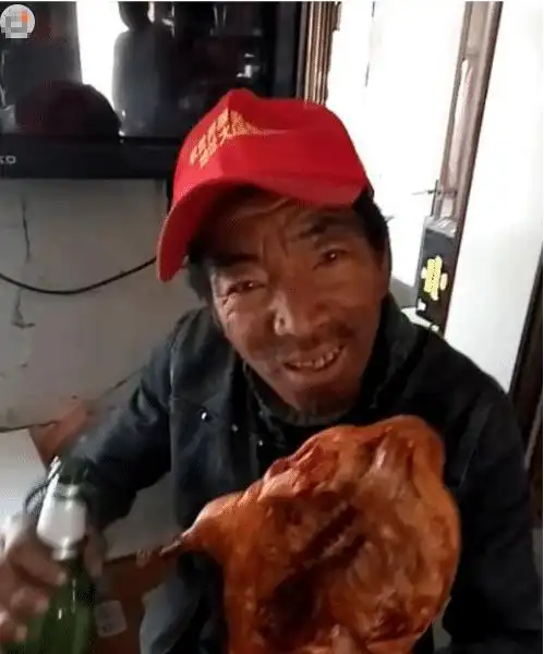 流浪汉漏出过肩青龙, 路人拍照嘲讽, 网友: 20年前谁敢笑他?