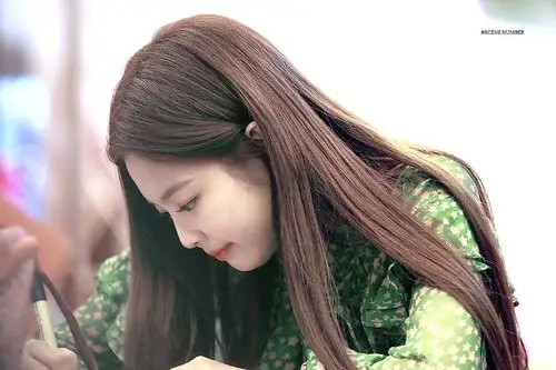 发一些我很喜欢的jennie的侧脸图含脸颊肉合集