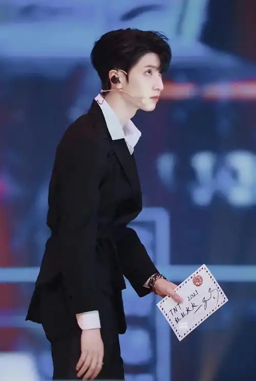 严浩翔校服侧颜##严浩翔的锁骨窝好明显