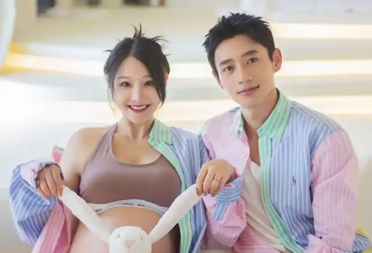 好男人魏晨与爱人相伴近20年,37岁当爸,晒老婆孕照和宝宝脚丫_腾讯