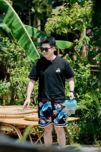 不愧是张子萱非要嫁的人,陈赫穿着t恤配短裤,35岁少年感满满
