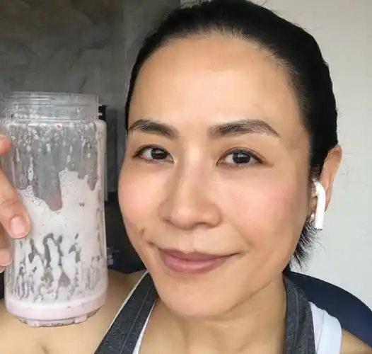 51岁宣萱素颜与猪大肠合影,皮肤细腻眼神发亮,却被指看完犯恶心_食物