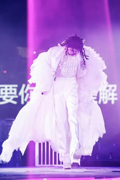 华晨宇yu哥哥这让人眼馋的大长腿呀#2023华晨宇火星演唱会##华晨宇