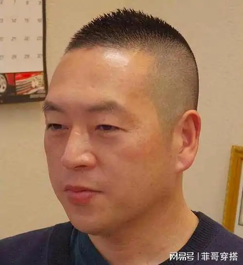 让发型更富动感和自然风格,展现出成熟男士的魅力与品位