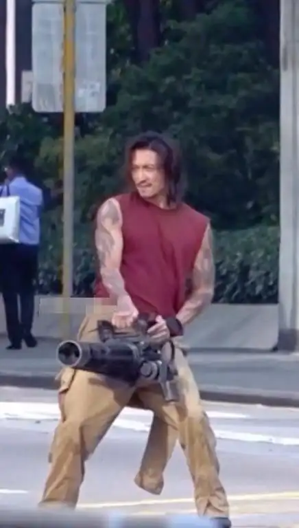 花臂谢霆锋,香港街头手持冒蓝火的加特林"嗒,嗒,嗒!"扫射