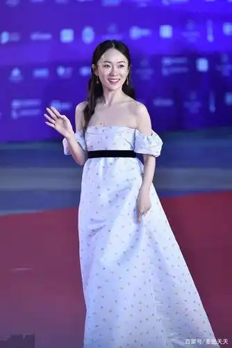 霍思燕穿抹胸连衣裙超性感,更是开v口显漏,真为捞金吗