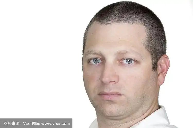 一个深色短发的白人成年男子的大头照