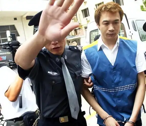 此后的高虎在好友黄渤的帮助之下还是有很多片约的,但2014年高虎因xd