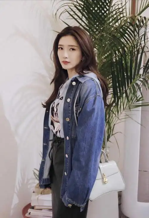 李彩桦彻底时髦了一回,长款牛仔外套配打底裤,高高丸子头太吸睛