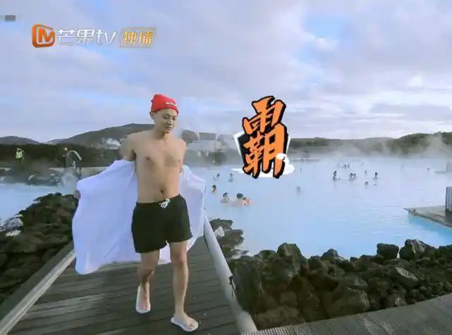 同样是炫腹肌,黄子韬的腹肌,王彦霖的腹肌,差距真不是一般大!