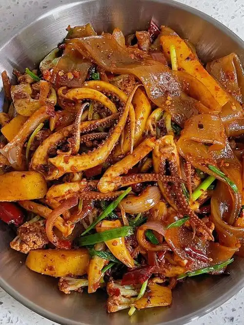 干锅鱿鱼香辣过瘾,口感爽脆,一上桌就被抢光了_腾讯新闻