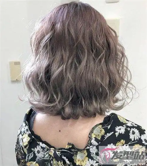 齐肩短发波纹卷 慵懒随性显气质