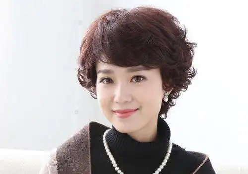 五十岁女士斜刘海短发烫发发型空气感比较强烈,梳飞扬起来的短发烫发