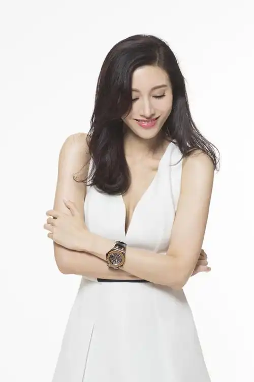 51岁李嘉欣现身活动,胖14斤却变更美,与同场郑秀文都无衰老痕迹