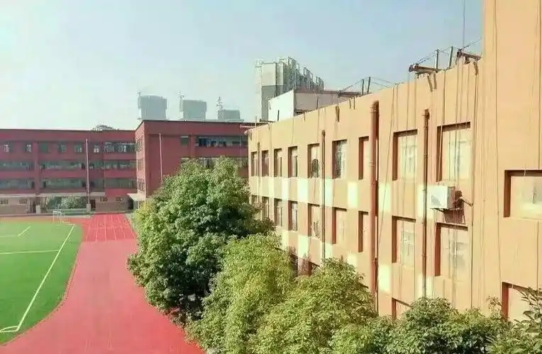 背靠雄伟的大将山,面临清澈的花溪河,青山环抱,绿树成荫,四