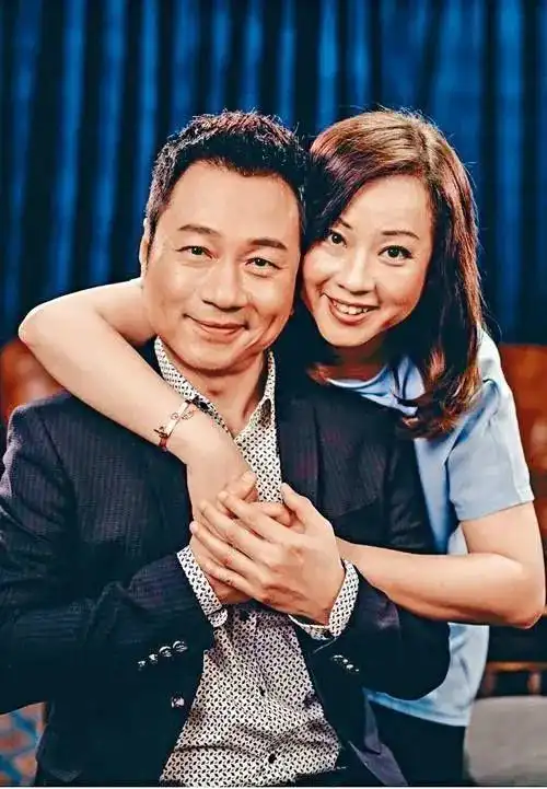 近日,邓萃雯直播连麦黎耀祥,阿美看一下到底是谁的青春回家了?