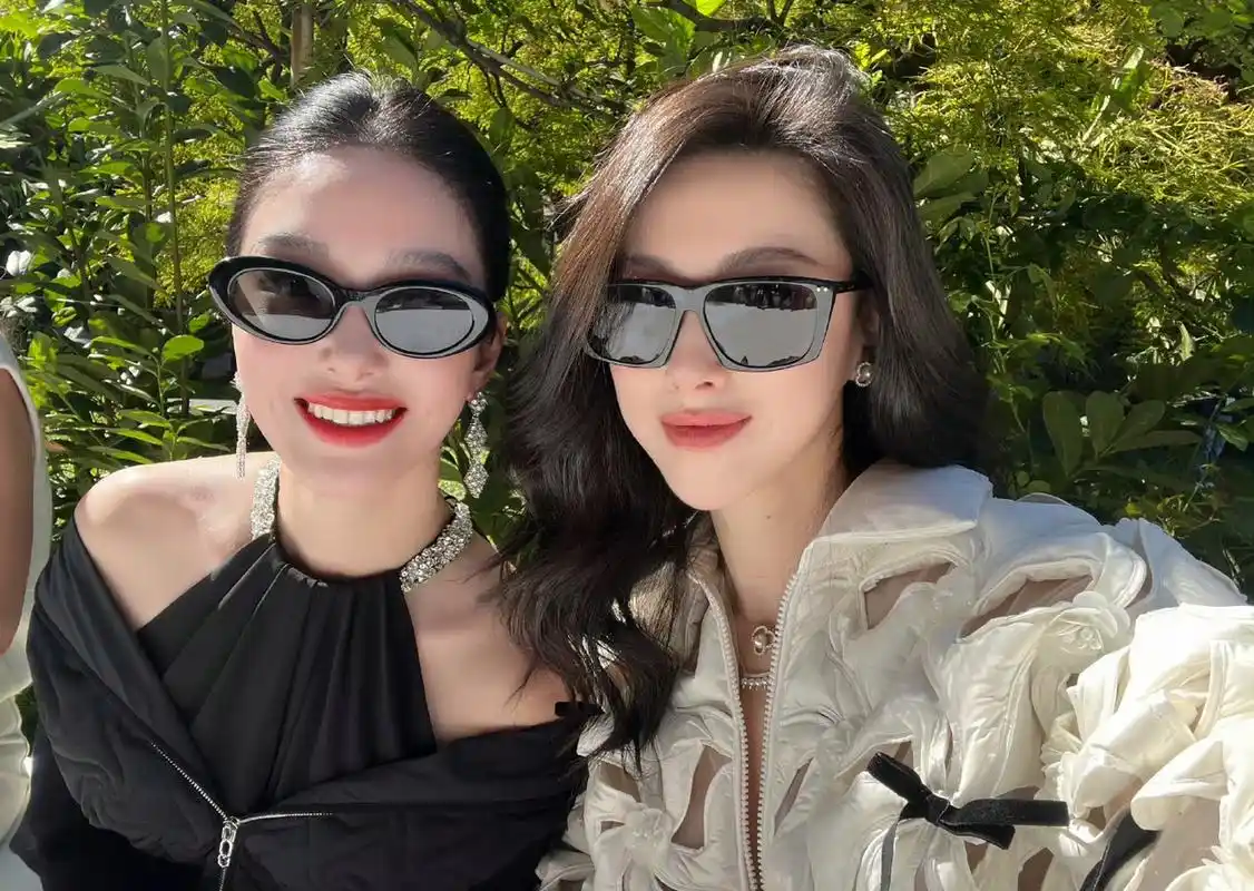 朱珠和杨采钰在米兰看秀,两人身穿华丽重工的礼服一起合照,两位都有着