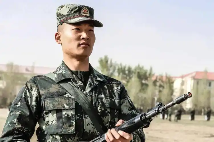 熟练操作手中武器是军人的基础技能胸中激情似火,看我亮剑沙场班长