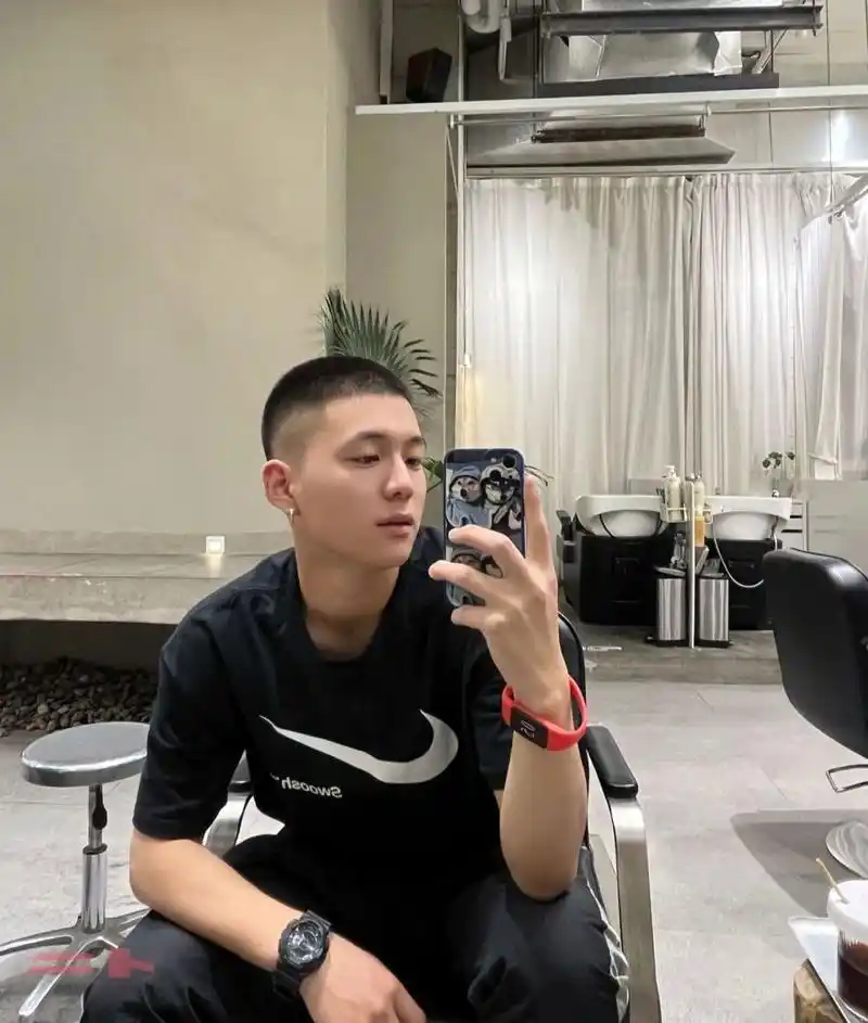 男生帅气的圆寸发型,简单又帅气