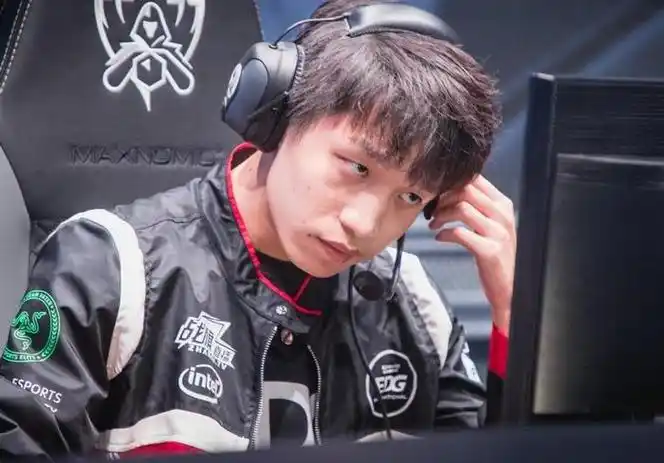 edg主教练clearlove今天出场换了个寸头发型